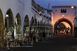 Image du Maroc Professionnelle de  Une importante rue commerciale dans le Souk des Habous. Parmi les endroits les plus pittoresques de Casablanca, la Cité de Habous conçue par les architectes Auguste Cadet et Edmond Brion d’après l’ébauche d’un premier plan-masse dû à Albert Laprade. La construction n’avait commencé qu’après la première guerre mondiale. Situé près du Palais Royale, ce joyau architectural est le point de départ de la nouvelle médina de la ville, Samedi 8 Novembre 2008. Le quartier des Habous fait partie du patrimoine architectural de Casablanca (Photo / Abdeljalil Bounhar)